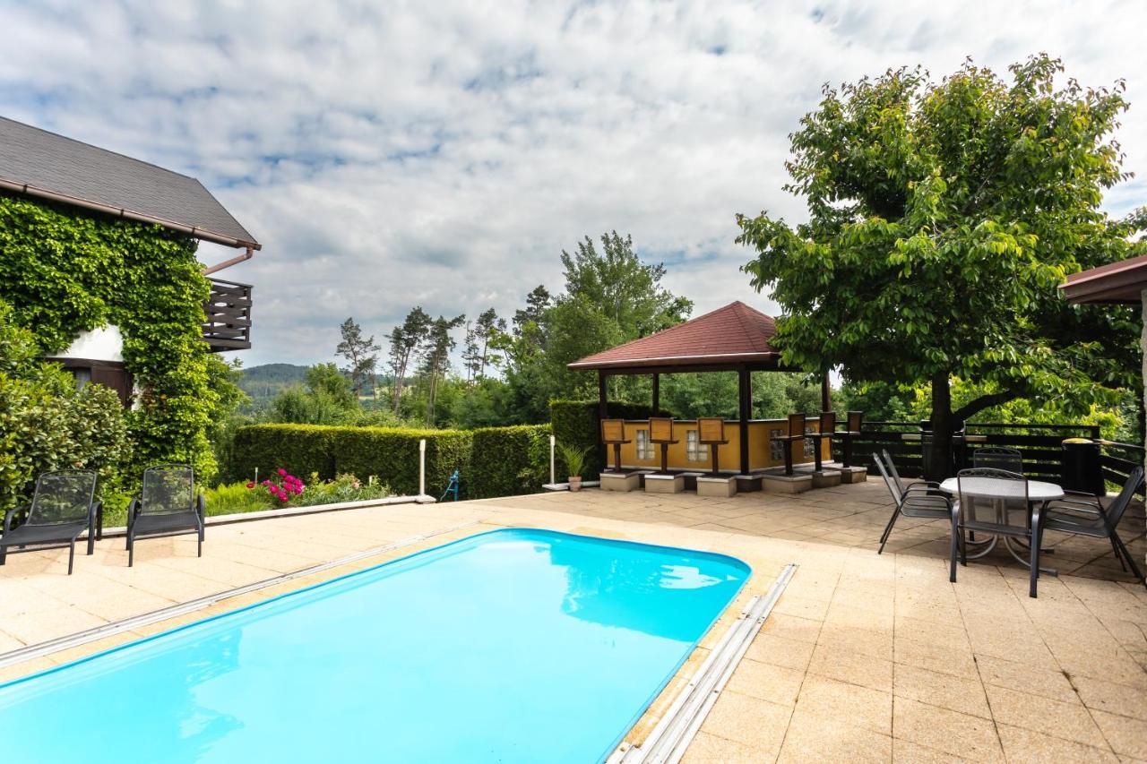 Private Summer House With Swimming Pool, Beach Bar And Pit For Football And Volleyball Hvezdonice 외부 사진